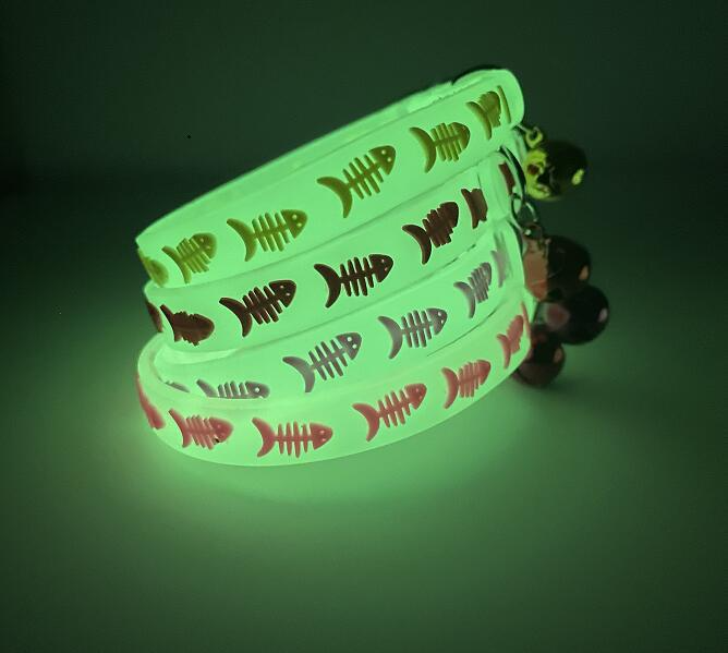 Coleira para gatos e cães de pequeno porte que brilha no escuro com sino NightGlow CL - 01