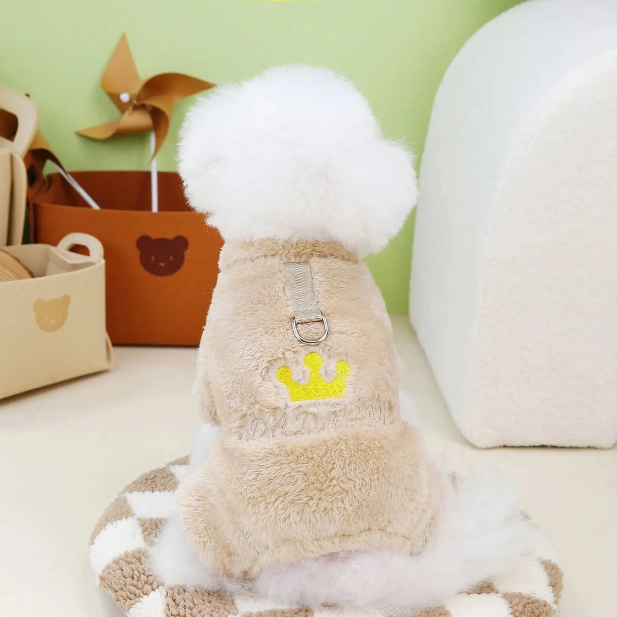 Roupa para Pets com Coroa Bordada e Alça para Guia